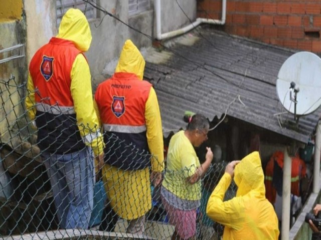 Com ndice de chuva superior a 200mm, Defesa Civil atende mais de 20 ocorrncias em So Sebastio; cidade mantm estado de alerta