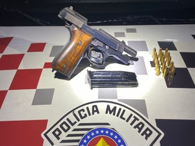 Acionada para ocorrncia de violncia domstica, PM prende homem com pistola 765 em So Sebastio