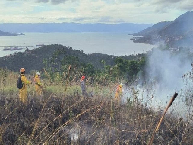 Incndio destri 80 mil m2 de vegetao em morro de Ilhabela