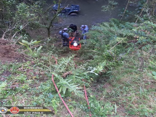 Casal sofre acidente com queda de quadriciclo em ribanceira em Campos do Jordo