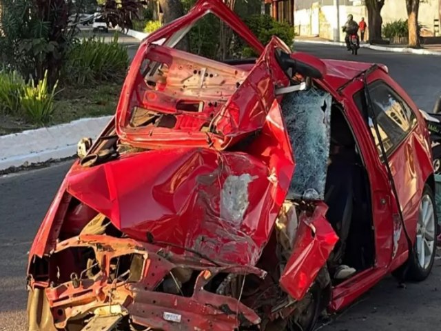 Homem morre aps bater o carro em poste durante perseguio policial em Taubat