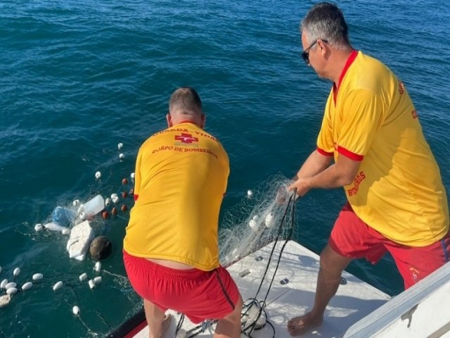 Bombeiros retomam buscas por pescadores desaparecidos desde quarta-feira em Ubatuba