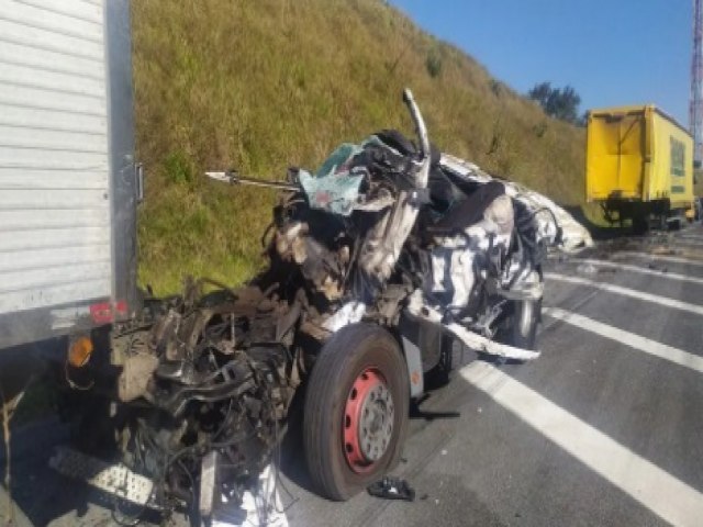 Motorista de 41 anos morre em acidente entre duas carretas na Carvalho Pinto em Jacare