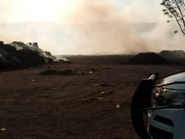 Defesa Civil e Corpo de Bombeiros enfrentam incndio no aterro municipal de Taubat