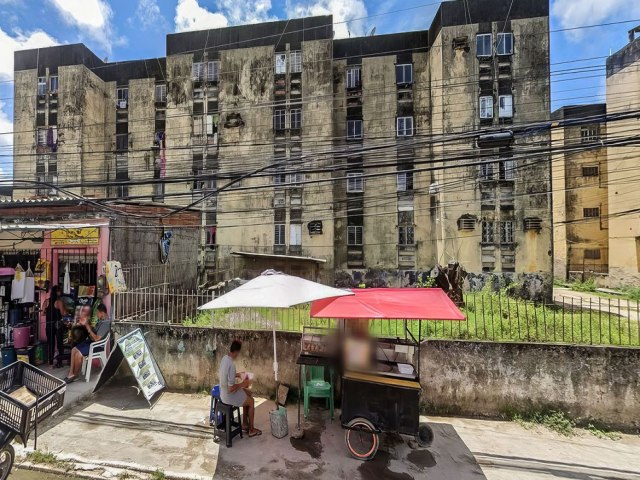 Corpo de homem  retirado dos escombros de desabamento em Pernambuco