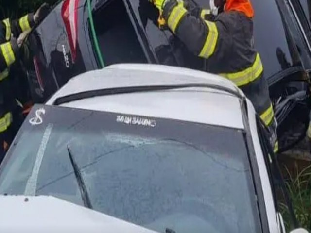 Coliso frontal em via de Taubat deixa duas pessoas feridas