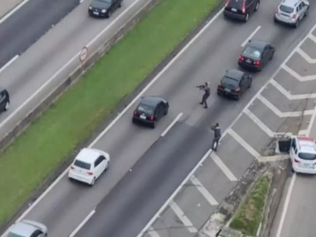 PM bloqueia Dutra e prende quatro dentro de carro roubado no Vale