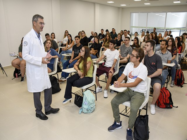 Dois concursos e um processo seletivo da UNITAU tm 10 vagas abertas para professores efetivos e temporrios