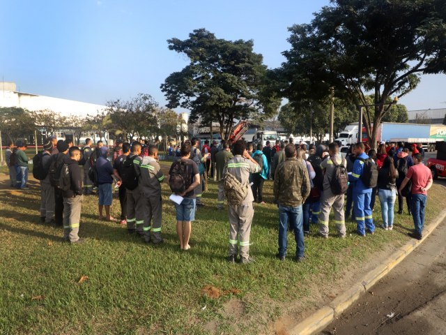 Protesto cobra condies de trabalho na fbrica Latasa, em Pinda