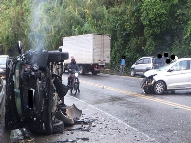 Coliso frontal entre dois carros na SP-55, em Caraguatatuba, no trecho da Olaria deixa um ferido 