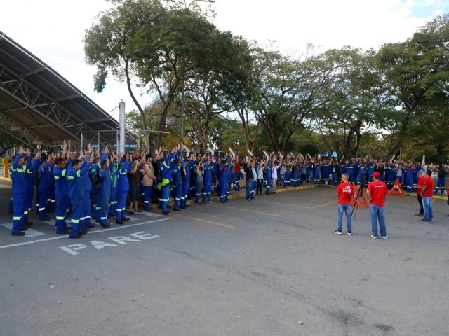 Trabalhadores aprovam bnus por revezamento de turno na Novelis, em Pinda 