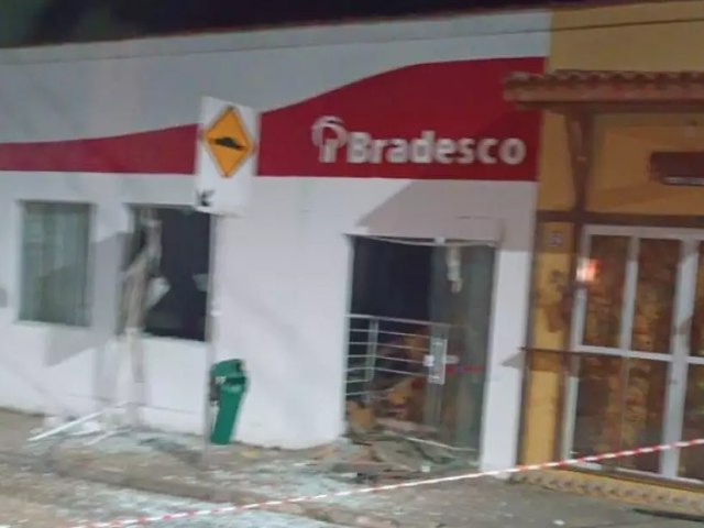 Criminosos explodem agncias bancrias em So Francisco Xavier