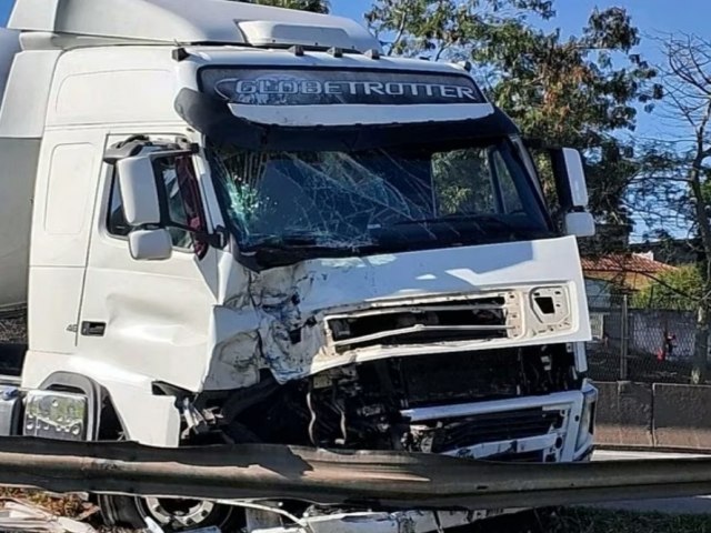 Carreta fica atravessada na pista e bloqueia a Dutra por 1h em Taubat