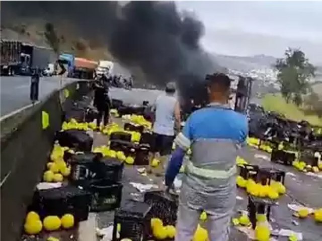 Tombamento de caminho na Ferno Dias atrasa chegada de corpos dos Torcedores em Pindamonhangaba 