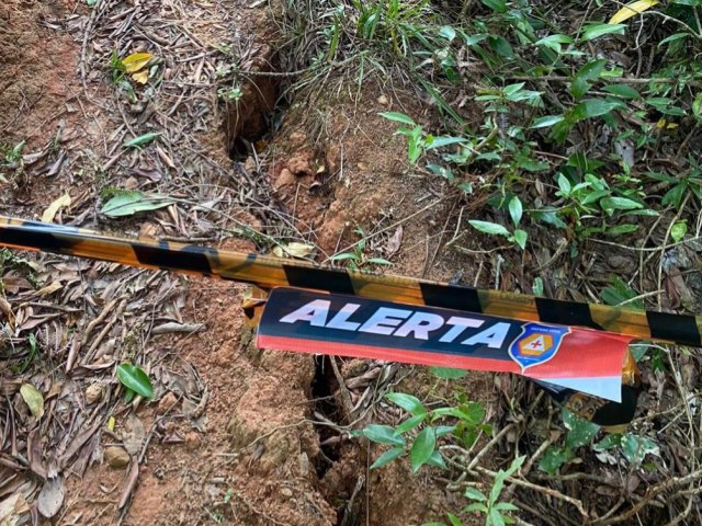 Rachadura no morro prximo ao bairro de Toque Toque Pequeno, em So Sebastio, preocupa moradores