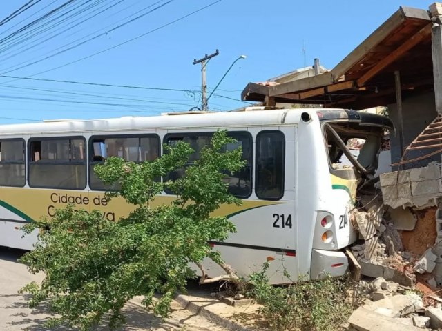 Sem freio de mo, nibus do transporte coletivo atinge muro de residncia em Caapava