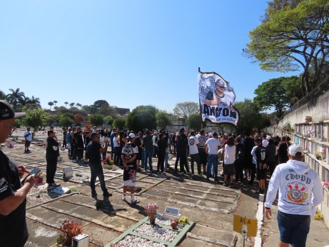 Corpos das vtimas do acidente com nibus de torcedores do Corinthians so sepultados no cemitrio municipal de Pindamonhangaba