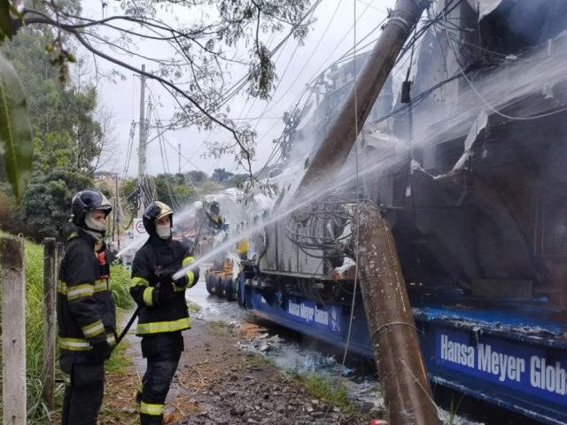 Carreta de grande porte com compressor arrasta poste e pega fogo em Taubat