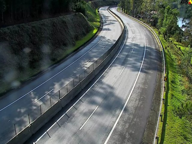 Serra antiga da Tamoios  liberada aps interdio causada por chuvas na regio