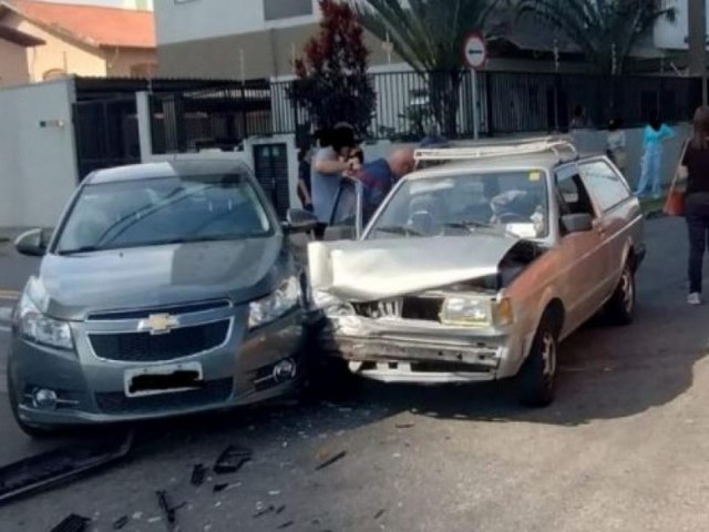 Idosa de 87 anos fratura a perna aps coliso entre dois carros na zona sul de So Jos