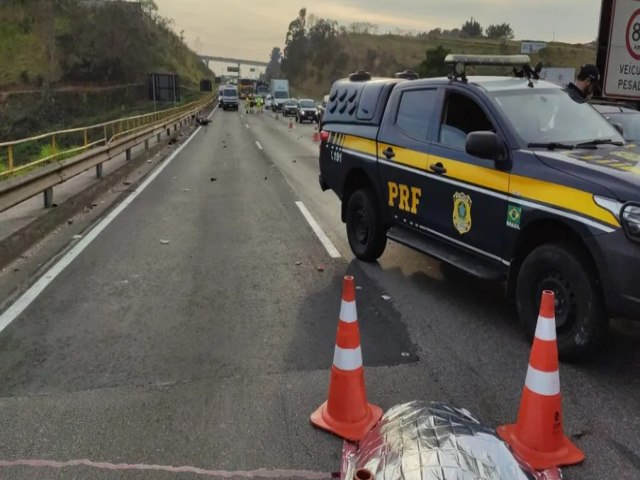 Motociclista morre em acidente com caminho na Dutra em So Jos dos Campos