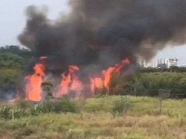 Incndio atinge rea de 90 mil metros quadrados no DCTA em So Jos, SP