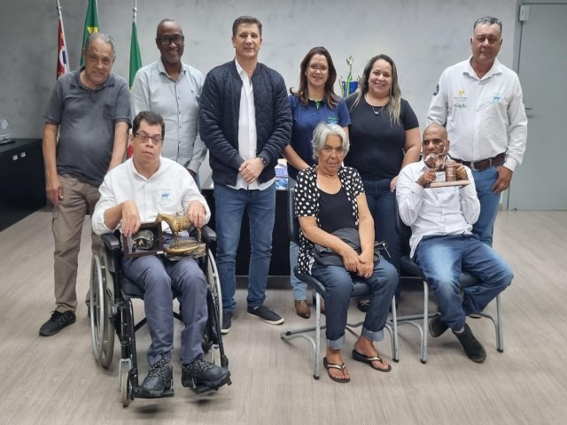 Membros da Equoterapia Cavalgar, em Pinda, apresentam trofus conquistados em provas nacionais