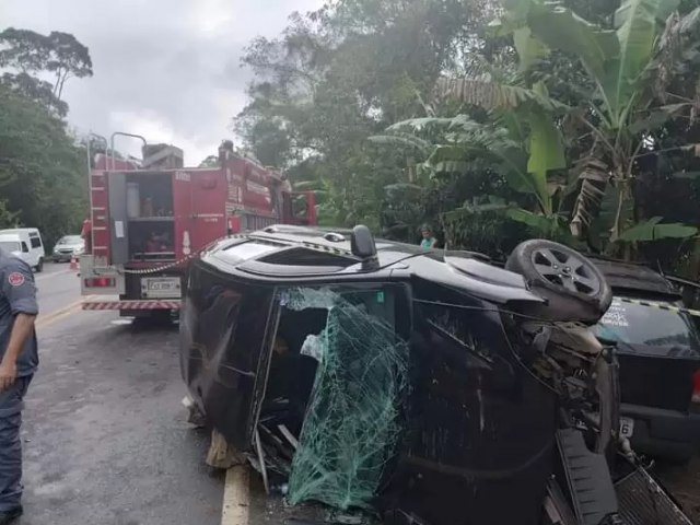 Acidente grave na Rio-Santos: pai e beb morrem em coliso frontal entre dois carros em Ubatuba