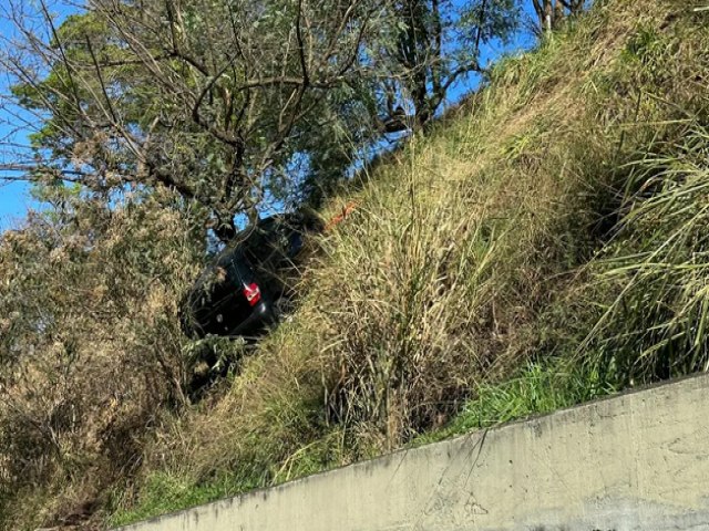 Carro fica preso em beira de barranco na marginal da Dutra em SJC