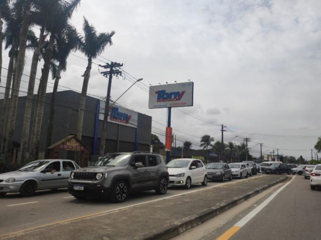 Rodovias e ruas congestionadas na volta do feriado em Ubatuba