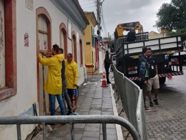 Defesa Civil interdita duas casas no Centro Histrico de So Sebastio por risco de queda