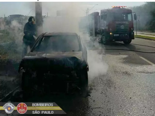 Homem fica ferido aps carro bater em muro e pegar fogo na zona leste de So Jos