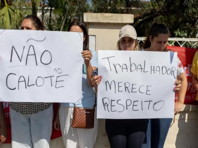 Funcionrios do abrigo municipal fazem protesto devido a falta de pagamento em Caapava