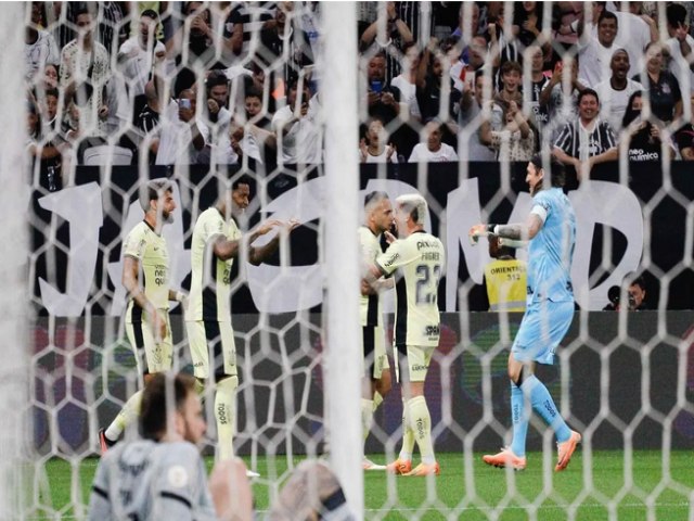 Corinthians aproveita expulso de Maral, vence o Botafogo e se afasta do Z4 no Brasileiro