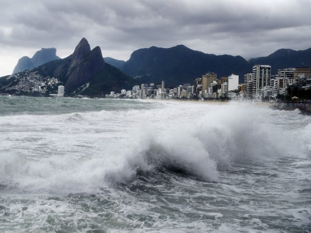 Marinha do Brasil alerta para a possibilidade de ressaca com ondas de at 3 metros no litoral de So Paulo