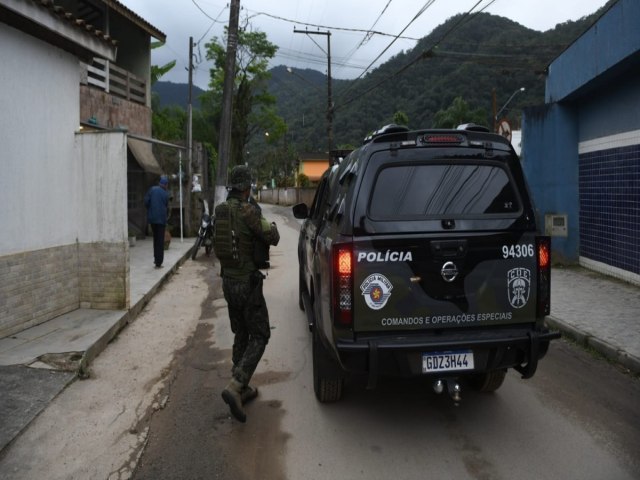 Policiais do COE fazem patrulhamento nas ruas do Perequ-Mirim em Ubatuba