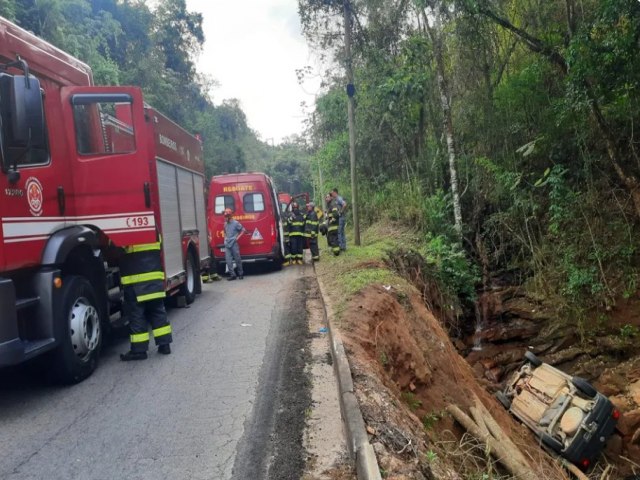 Dois ficam presos nas ferragens aps carro cair em crrego s margens da rodovia Oswaldo Cruz em Taubat