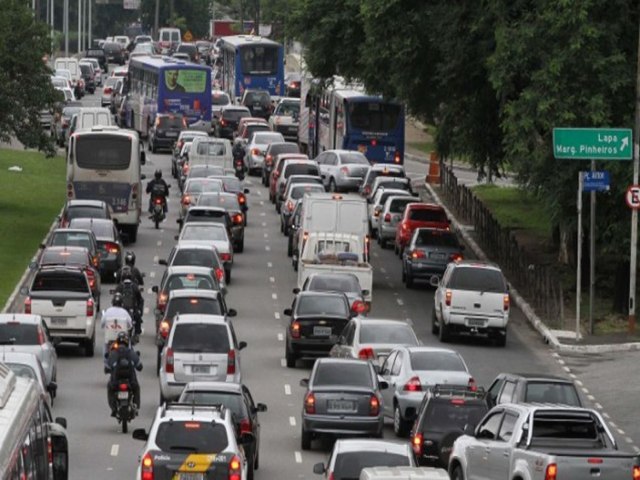 Contra privatizao, So Paulo tem 9 linhas de metr e trem em greve