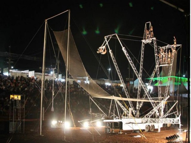 Trememb ter carreta com trapzio gigante e grupo 3 Palavrinhas em programao do Dia das Crianas