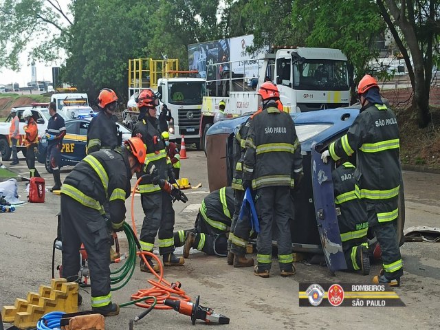 Corpo de Bombeiros faz simulado de acidente na margem da Dutra em So Jos