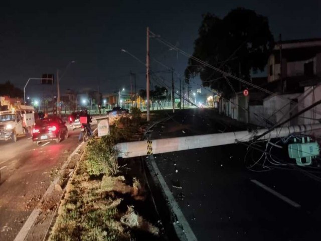 Motorista derruba poste em So Jos dos Campos e moradores ficam sem energia