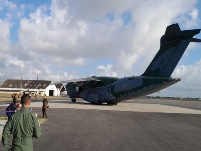 Terceiro avio da FAB com repatriados de Israel chega a Recife