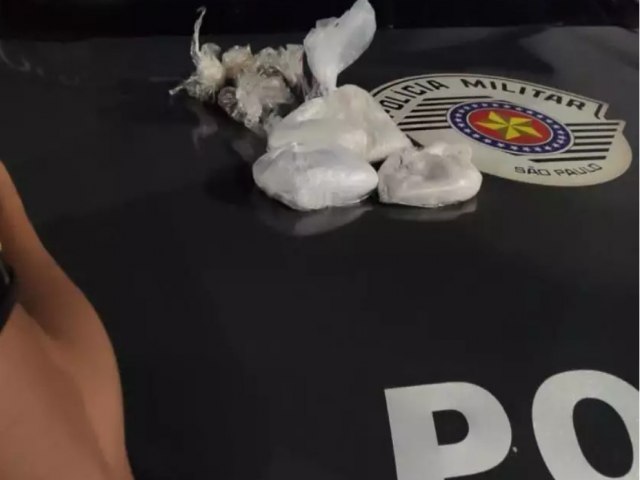 PM prende homem com trs sacos de cocana a granel em Guaratinguet