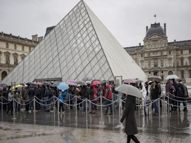 Museu do Louvre  evacuado aps ameaa de bomba e Frana eleva alerta a nvel mximo