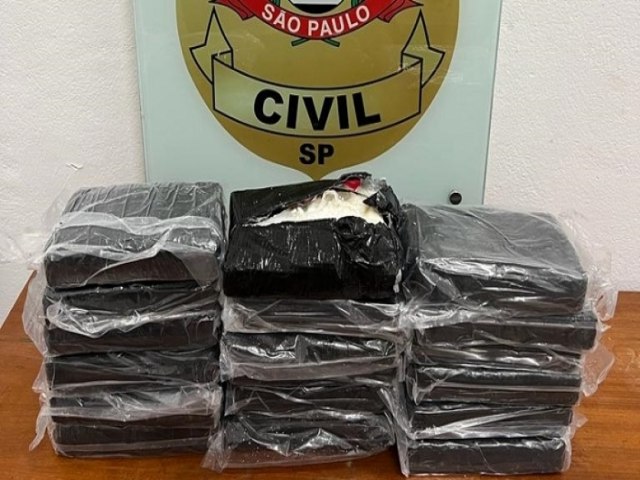 Polcia Civil apreende 14kg de cocana encontrados por turista na praia de Santiago