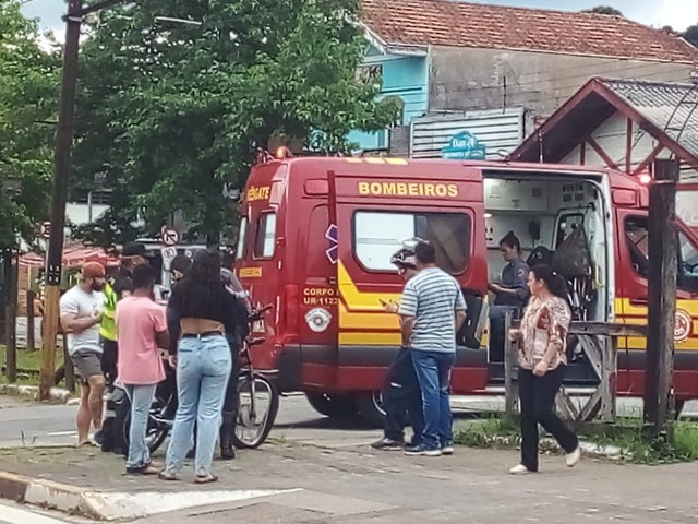 Motoboy de 19 anos bate na traseira de carro e bombeiro  chamado em Campos do Jordo