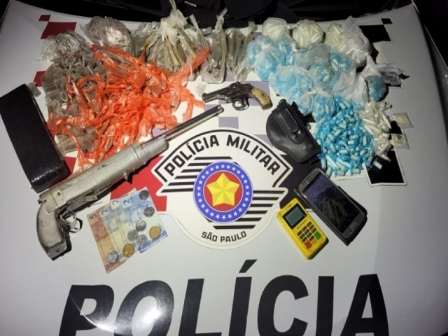 Homem  preso com 1,1 mil pores de drogas, armas e mquina de carto em So Sebastio