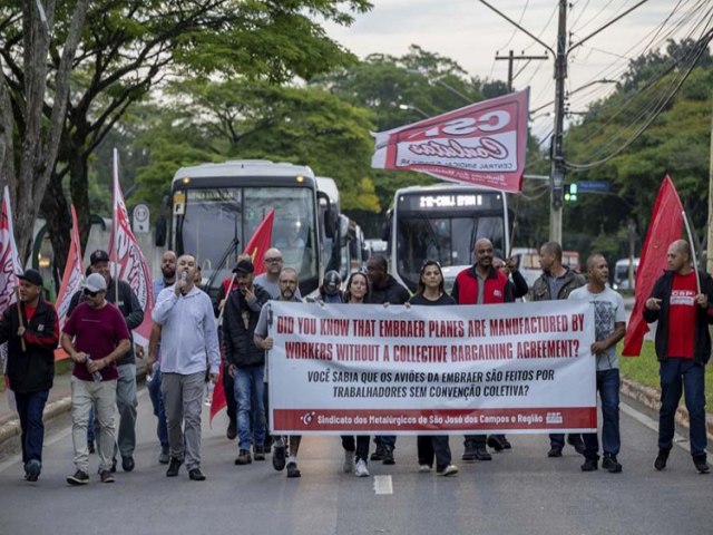 Metalrgicos da Embraer realizam protesto e do continuidade  luta por aumento real e direitos