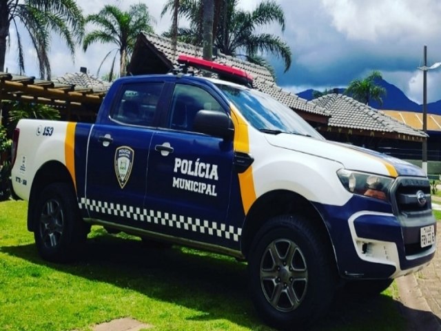 Polcia Municipal de So Sebastio prende procurado da justia dentro de quiosque na Rua da Praia