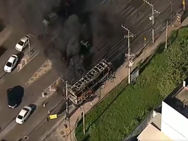 Rio de Janeiro tem cerca de 30 nibus incendiados na Zona Oeste e BRT  interrompido